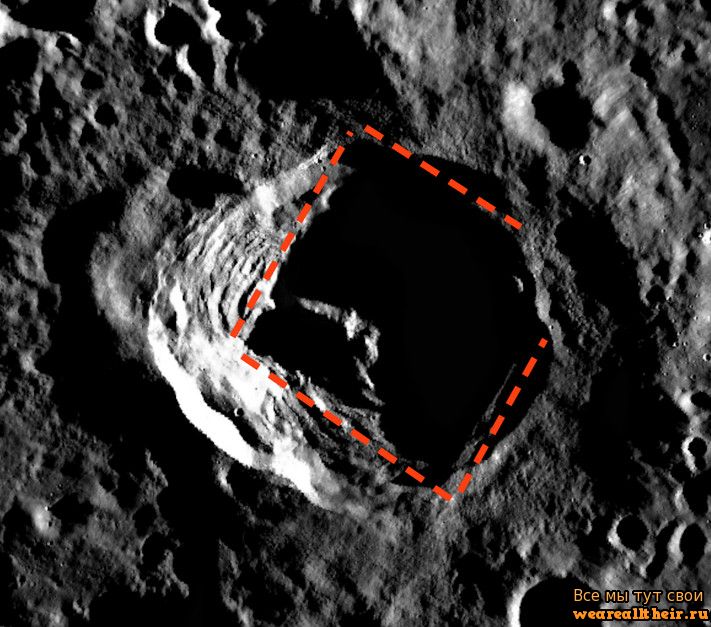 Квадратное отверстие в кратере на Луне